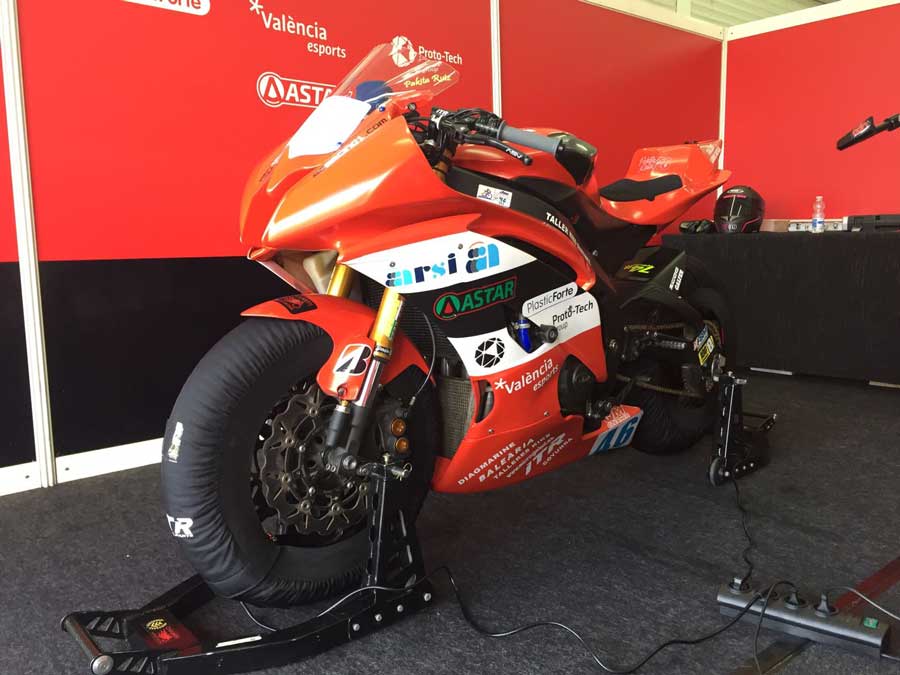 Moto del equipo femenino Champi Women Racing en boxes